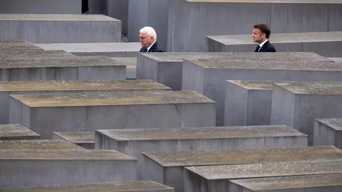 Der französische Präsident Emmanuel Macron (r) besucht zusammen mit Bundespräsident Frank-Walter Steinmeier das Holocaust Mahnmal in Berlin. - Bild: Michael Kappeler/dpa