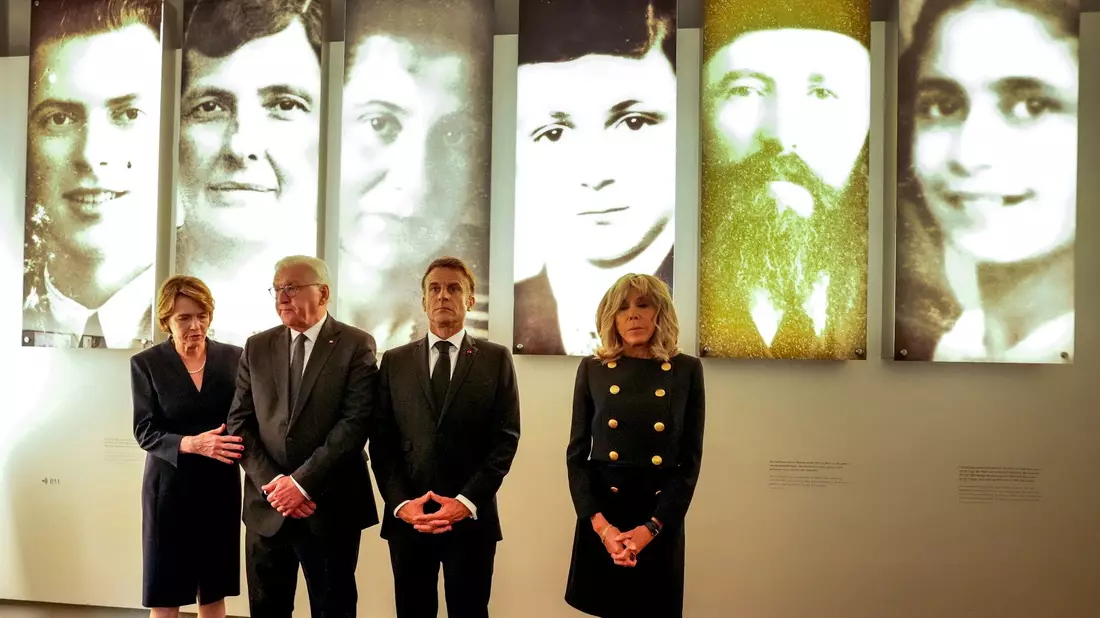 Der franzöisische Präsident Emmanuel Macron (2.v.r) besucht zusammen mit seiner Ehefrau Brigitte (r), Bundespräsident Frank-Walter Steinmeier (2.v.l) und dessen Frau, Elke Büdenbender, das Holocaust-Denkmal. - Bild: Markus Schreiber/Pool AP/dpa