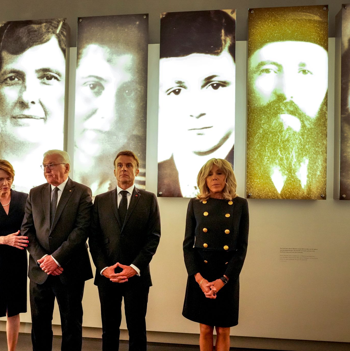 Der franzöisische Präsident Emmanuel Macron (2.v.r) besucht zusammen mit seiner Ehefrau Brigitte (r), Bundespräsident Frank-Walter Steinmeier (2.v.l) und dessen Frau, Elke Büdenbender, das Holocaust-Denkmal. - Foto: Markus Schreiber/Pool AP/dpa