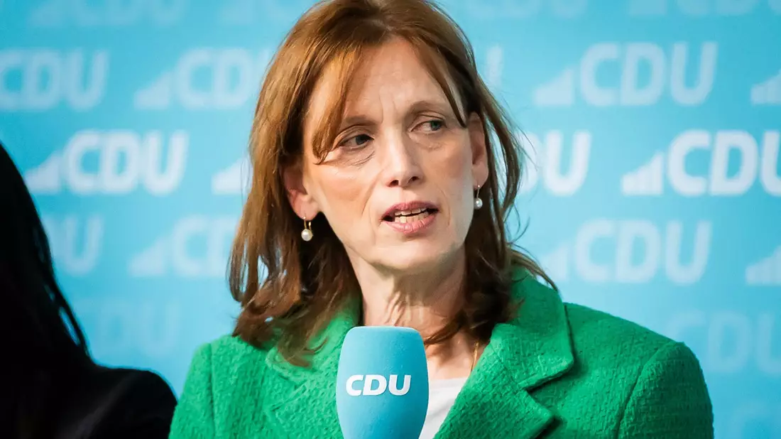 Bildungsministerin Karin Prien: «Allen Schülerinnen und Schülern muss klar sein, dass es kein Scherz ist, solche Parolen zu singen.» - Bild: Christoph Soeder/dpa