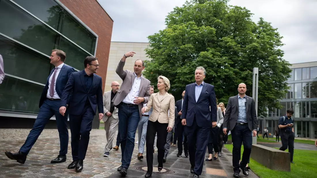 EU-Kommissionspräsidentin und Spitzenkandidatin der CDU für die Europawahl, Ursula von der Leyen, bei einem Besuch des Hasso-Plattner-Instituts (HPI) in Potsdam. - Bild: Sebastian Gollnow/dpa