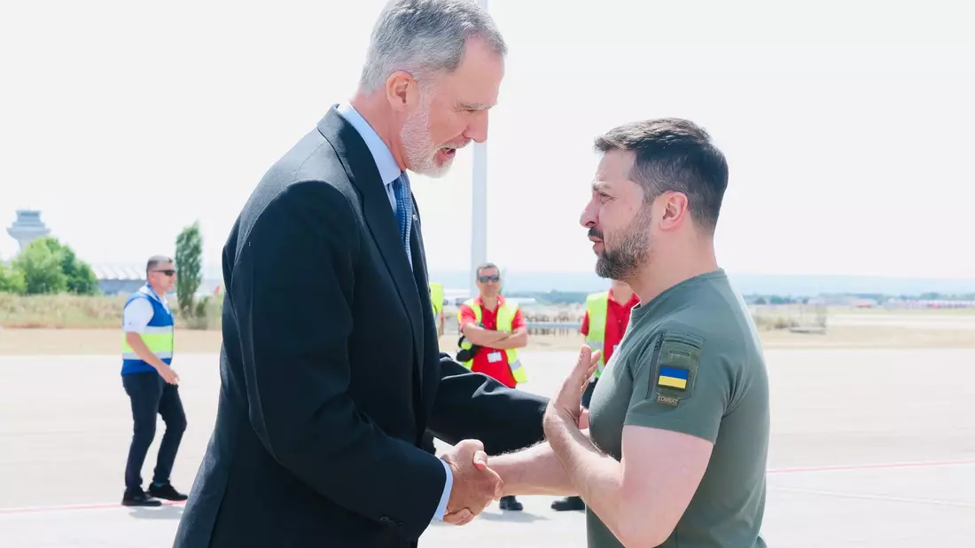 Spniens König Felipe VI. begrüßt den ukrainischen Präsidenten Wolodymyr Selenskyj. - Bild: Casa De S.M. El Rey/EUROPA PRESS/dpa