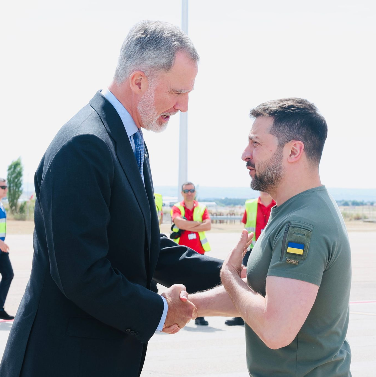 Spniens König Felipe VI. begrüßt den ukrainischen Präsidenten Wolodymyr Selenskyj. - Foto: Casa De S.M. El Rey/EUROPA PRESS/dpa