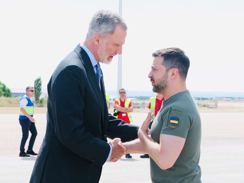Spniens König Felipe VI. begrüßt den ukrainischen Präsidenten Wolodymyr Selenskyj. - Foto: Casa De S.M. El Rey/EUROPA PRESS/dpa