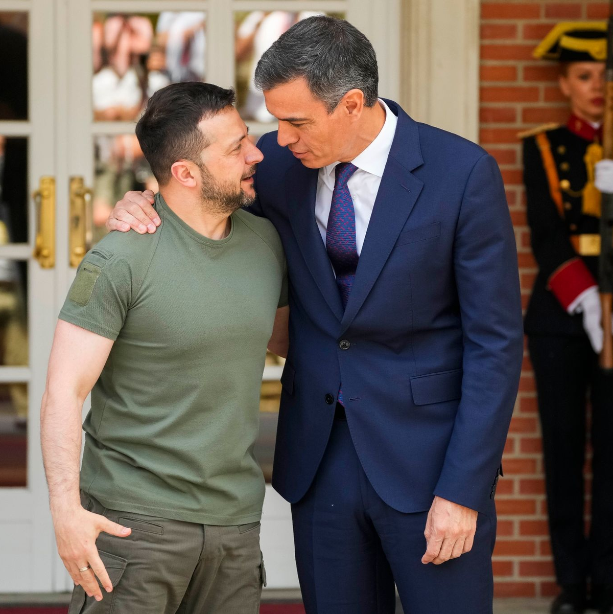 Der ukrainische Präsident Wolodymyr Selenskyj wird von Spaniens Ministerpräsident Pedro Sánchez empfangen. - Foto: Paul White/AP/dpa