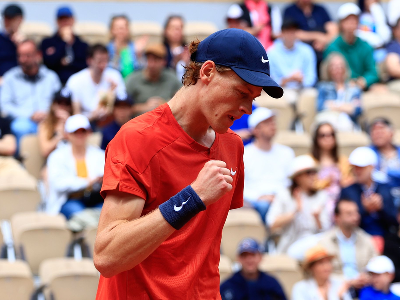 Der Italiener Jannik Sinner ballt die Faust nach einem Punktgewinn. - Foto: Aurelien Morissard/AP/dpa