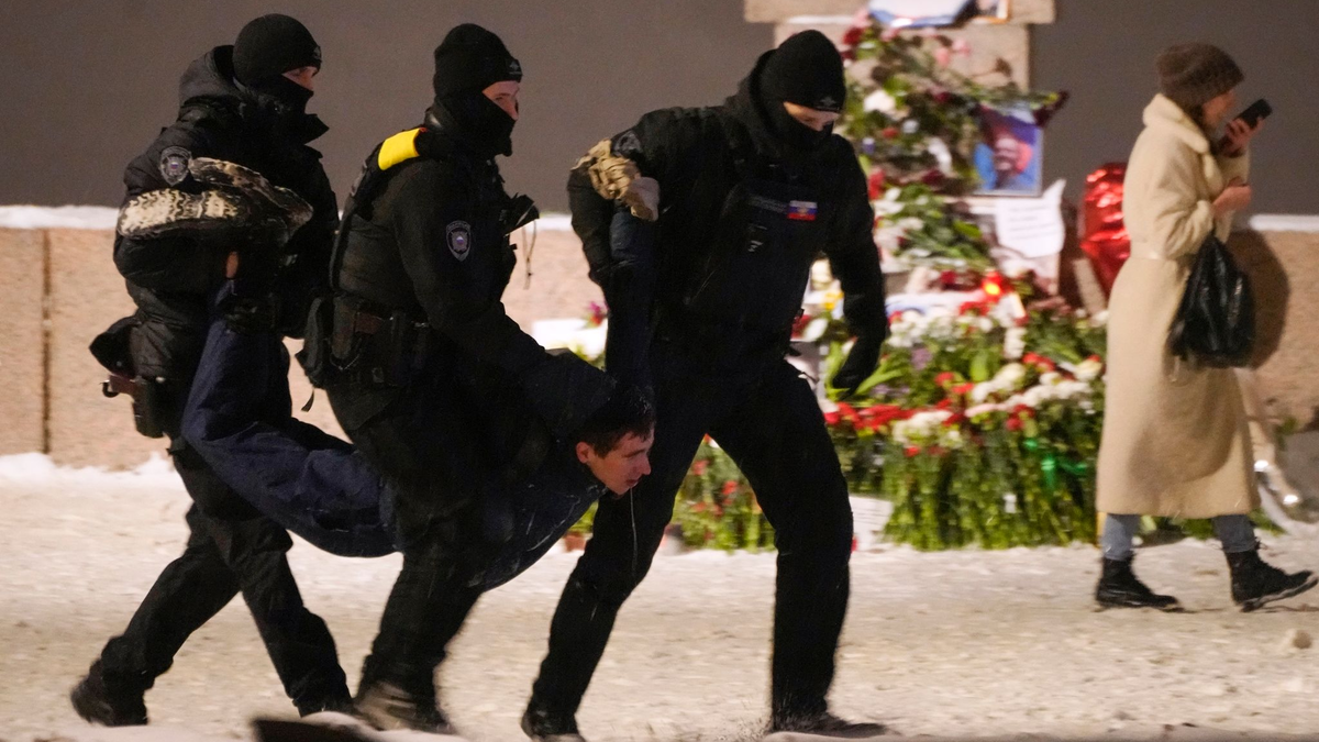 Polizeieinsatz in St. Petersburg (Archivbild). Kritiker des russischen Krieges gegen die Ukraine und Andersdenkende werden laut einem UN-Bericht immer schärfer verfolgt. - Foto: Uncredited/AP/dpa