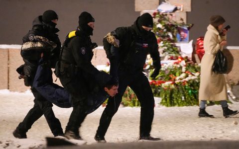Polizeieinsatz in St. Petersburg (Archivbild). Kritiker des russischen Krieges gegen die Ukraine und Andersdenkende werden laut einem UN-Bericht immer schärfer verfolgt. - Foto: Uncredited/AP/dpa