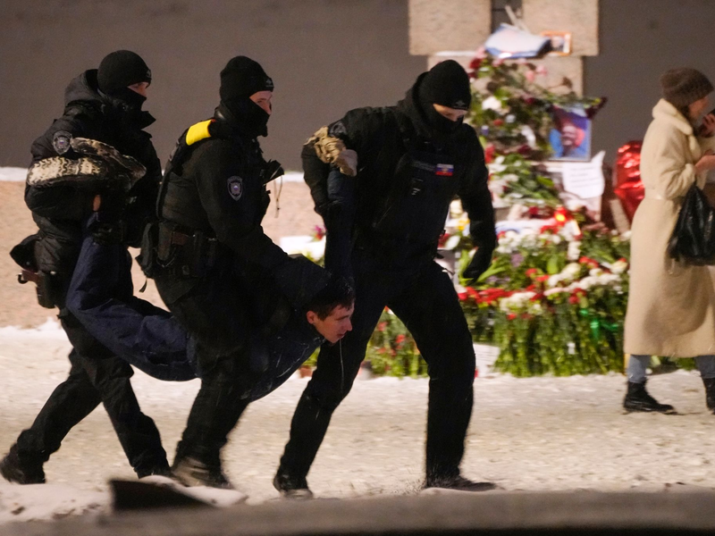 Polizeieinsatz in St. Petersburg (Archivbild). Kritiker des russischen Krieges gegen die Ukraine und Andersdenkende werden laut einem UN-Bericht immer schärfer verfolgt. - Foto: Uncredited/AP/dpa