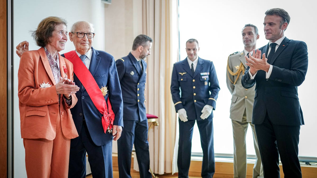 Emmanuel Macron ehrt Beate und Serge Klarsfeld. - Foto: Kay Nietfeld/dpa-Pool/dpa