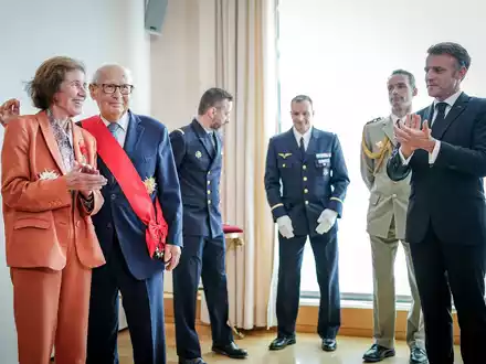 Emmanuel Macron ehrt Beate und Serge Klarsfeld. - Foto: Kay Nietfeld/dpa-Pool/dpa