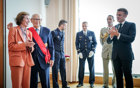 Emmanuel Macron ehrt Beate und Serge Klarsfeld. - Foto: Kay Nietfeld/dpa-Pool/dpa