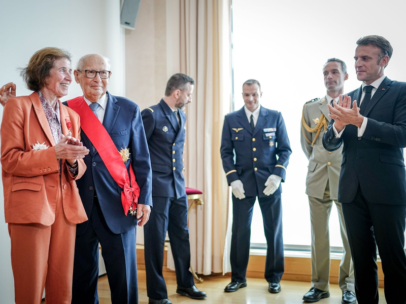 Emmanuel Macron ehrt Beate und Serge Klarsfeld. - Foto: Kay Nietfeld/dpa-Pool/dpa