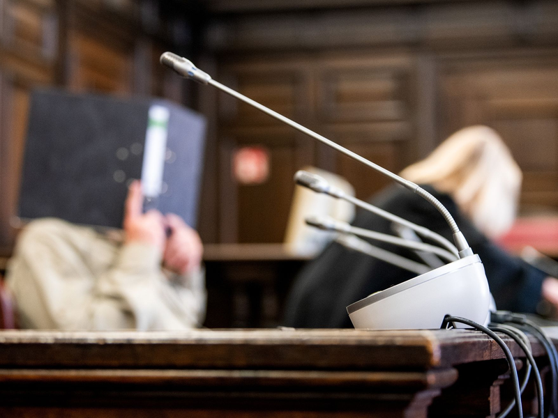 Der Angeklagte im Hanseatischen Oberlandesgericht. - Foto: Daniel Bockwoldt/dpa