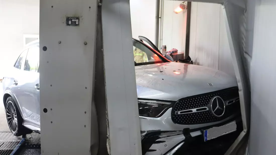 Ein demoliertes Auto in Bünde nach einem Auffahrunfall beim Einfahren in eine Waschanlage. - Bild: -/Kreispolizei Herford/dpa