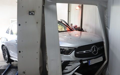 Ein demoliertes Auto in Bünde nach einem Auffahrunfall beim Einfahren in eine Waschanlage. - Foto: -/Kreispolizei Herford/dpa