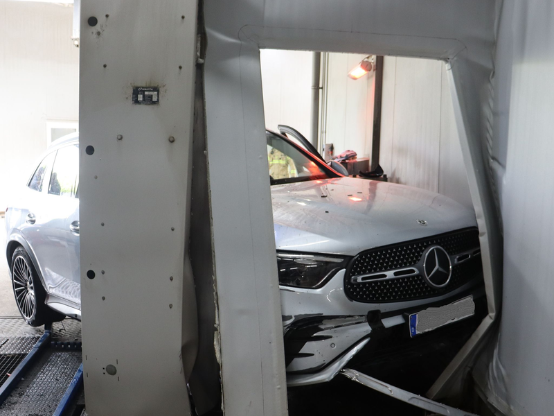 Ein demoliertes Auto in Bünde nach einem Auffahrunfall beim Einfahren in eine Waschanlage. - Foto: -/Kreispolizei Herford/dpa