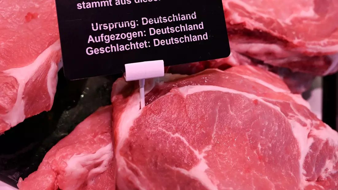 In Deutschland müssen seit Februar auch für unverpacktes Fleisch von Schweinen, Schafen, Ziegen und Geflügel das Aufzucht- und das Schlachtland auf Schildern angegeben werden. - Bild: Jens Kalaene/dpa