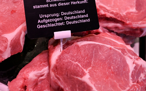 In Deutschland müssen seit Februar auch für unverpacktes Fleisch von Schweinen, Schafen, Ziegen und Geflügel das Aufzucht- und das Schlachtland auf Schildern angegeben werden. - Foto: Jens Kalaene/dpa