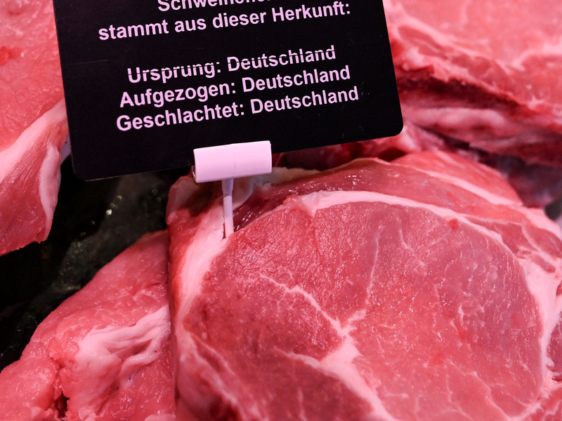 In Deutschland müssen seit Februar auch für unverpacktes Fleisch von Schweinen, Schafen, Ziegen und Geflügel das Aufzucht- und das Schlachtland auf Schildern angegeben werden. - Foto: Jens Kalaene/dpa