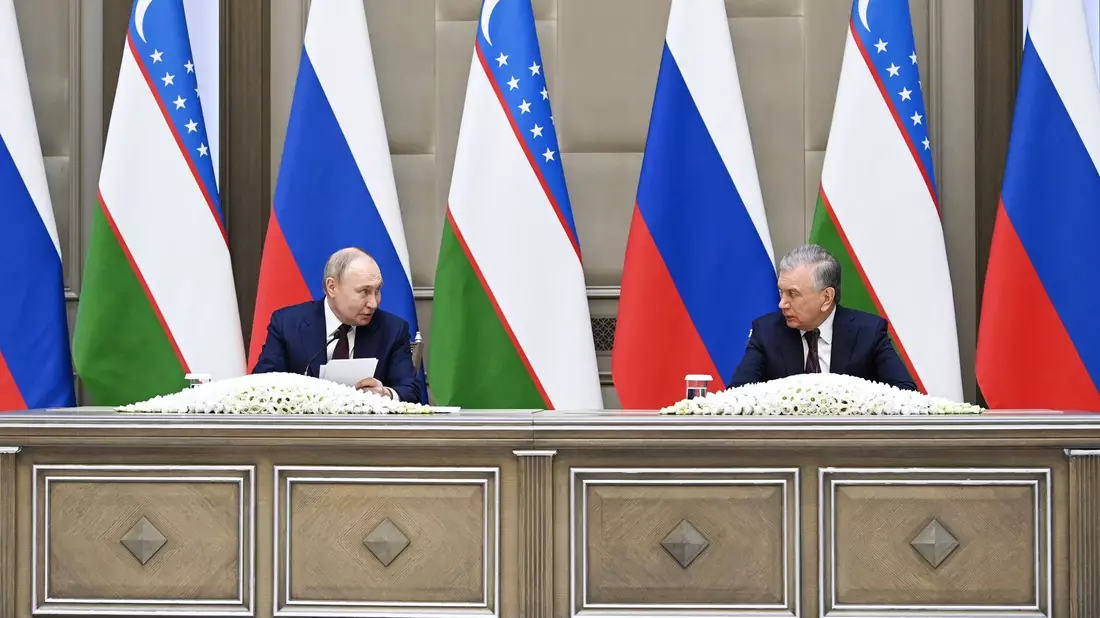 Russlands Präsident Wladimir Putin zusammen mit seinem usbekischen Amtskollegen Schawkat Mirsijojew in Taschkent. - Bild: Sergei Bobylev/Pool Sputnik Kremlin/AP/dpa