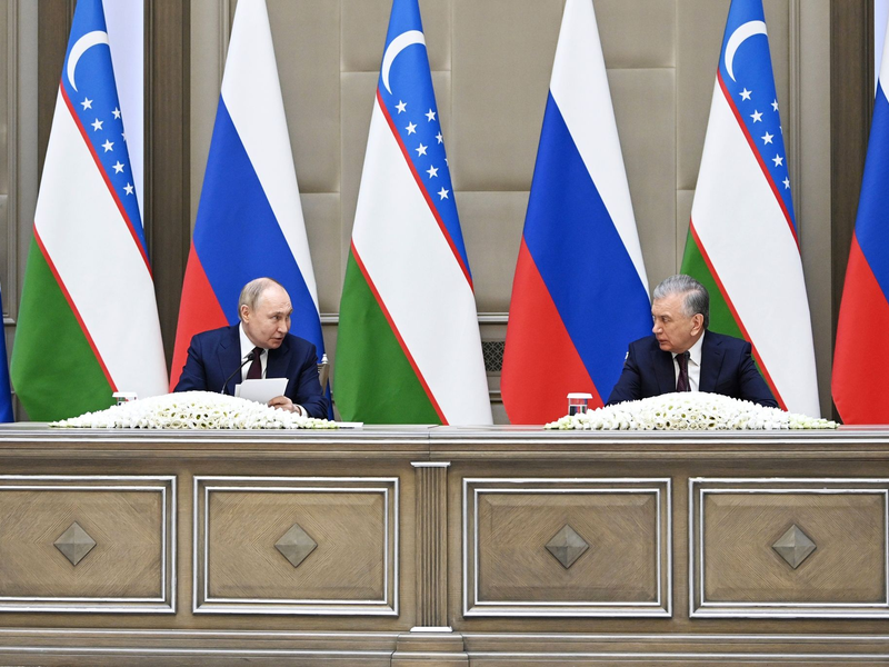 Russlands Präsident Wladimir Putin zusammen mit seinem usbekischen Amtskollegen Schawkat Mirsijojew in Taschkent. - Foto: Sergei Bobylev/Pool Sputnik Kremlin/AP/dpa