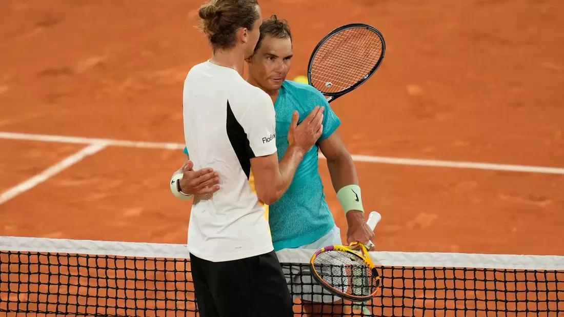 Nach dem Match umarmte Alexander Zverev (l) Rafael Nadal. - Bild: Thibault Camus/AP/dpa