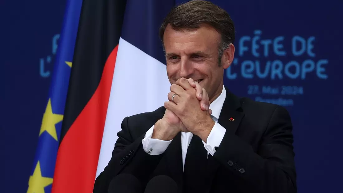 Emmanuel Macron nach seiner Rede auf dem Dresdener Neumarkt vor der Frauenkirche. - Bild: Jan Woitas/dpa