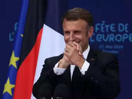 Emmanuel Macron nach seiner Rede auf dem Dresdener Neumarkt vor der Frauenkirche. - Foto: Jan Woitas/dpa