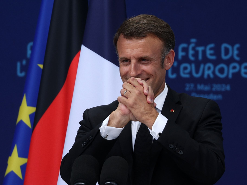 Emmanuel Macron nach seiner Rede auf dem Dresdener Neumarkt vor der Frauenkirche. - Foto: Jan Woitas/dpa