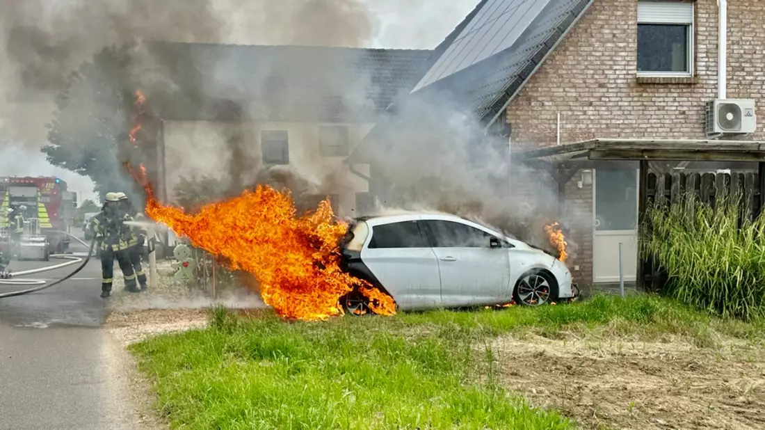 FFW Schwalmtal: Feuerwehr verhindert Übergreifen der Flammen - Bild: presseportal.de