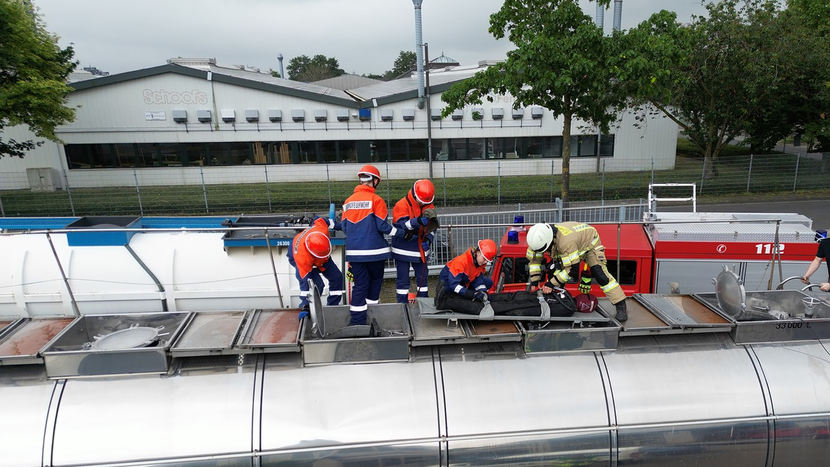 FW Düren: Brand greift auf Wohnhaus über - Foto: presseportal.de