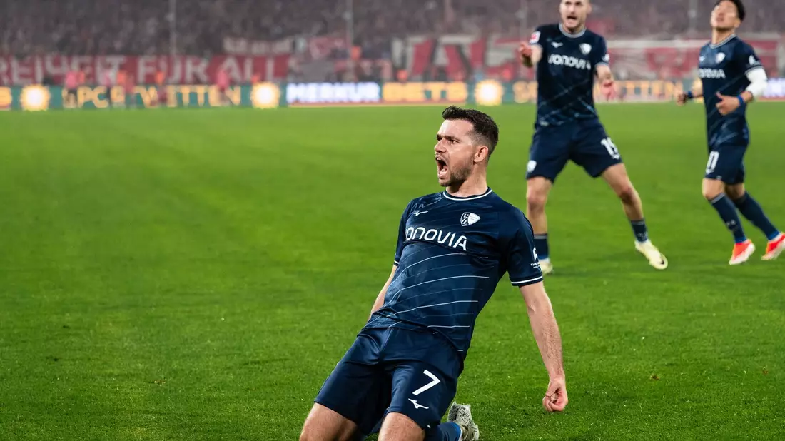 Bochums überragender Torschütze Kevin Stöger jubelt nach seinem Treffer zum 0:3. - Bild: Marius Becker/dpa