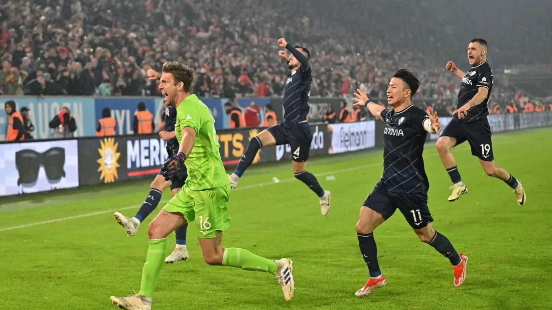 Der VfL Bochum feiert den Klassenerhalt. - Bild: Marius Becker/dpa