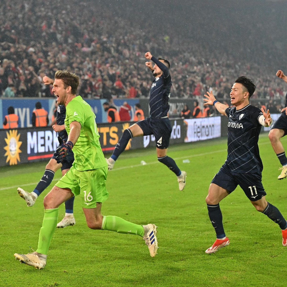 Der VfL Bochum feiert den Klassenerhalt. - Foto: Marius Becker/dpa