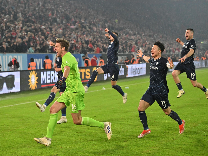 Bochums Tim Oermann, Ivan Ordets, Erhan Masovic und Anthony Losilla jubeln nach dem gewonnenen Elfmeterschießen. - Foto: Marius Becker/dpa