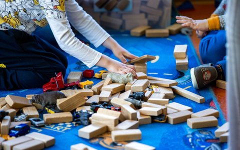 Ein Junge und ein Mädchen spielen zusammen. - Foto: Jens Büttner/dpa