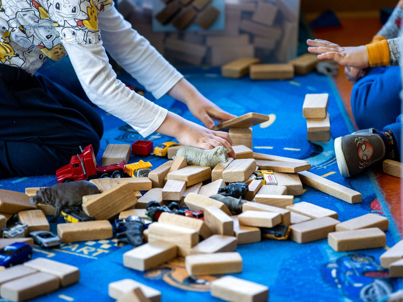 Ein Junge und ein Mädchen spielen zusammen. - Foto: Jens Büttner/dpa