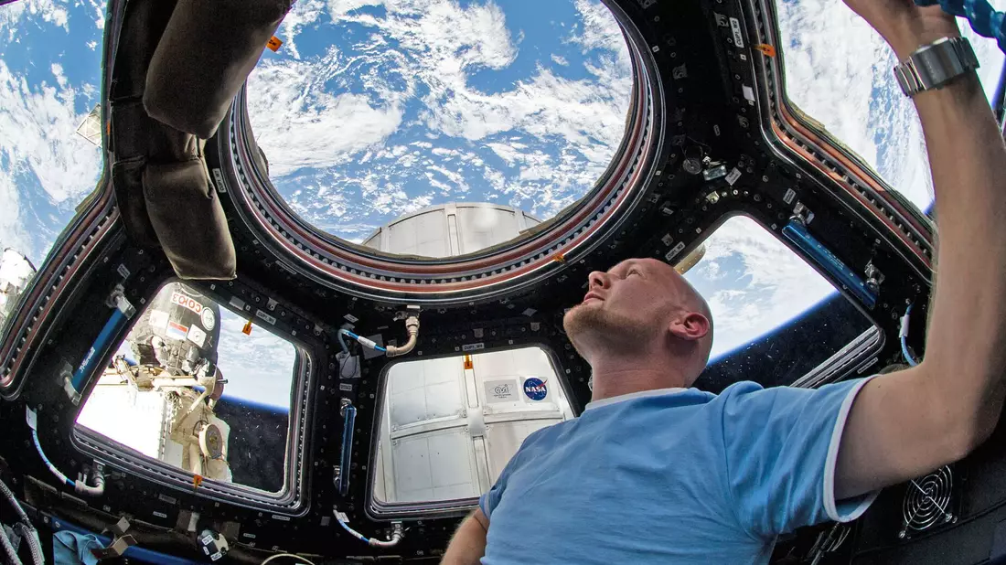 Alexander Gerst blickt während seines Fluges mit der Internationalen Raumstation ISS durch ein Fenster in der Kuppel auf die Erde. - Bild: Nasa/dpa