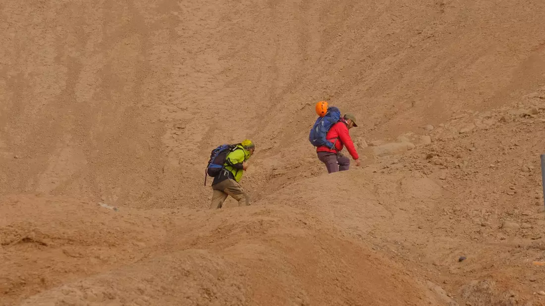 Rettungskräfte suchen nach der 19-Jährigen, die von einer Wanderung auf den Berg Cerro de las Tres Marías nicht zurückgekehrt war. - Bild: ---/dpa