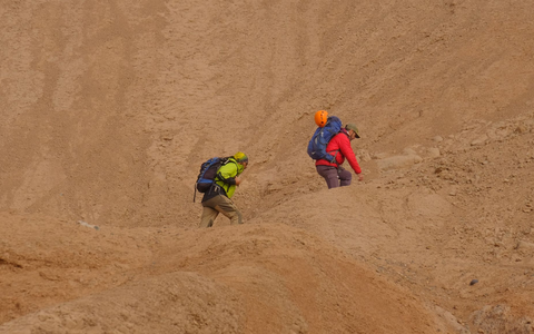 Rettungskräfte suchen nach der 19-Jährigen, die von einer Wanderung auf den Berg Cerro de las Tres Marías nicht zurückgekehrt war. - Foto: ---/dpa