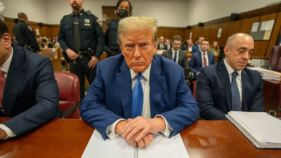 Donald Trump versucht, die Anschuldigungen in einen persönlichen Vorteil umzumünzen und seine Anhängerschaft zu mobilisieren, indem er sich als Opfer einer politisch motivierten Justiz inszeniert. - Bild: Steven Hirsch/Pool New York Post/AP/dpa