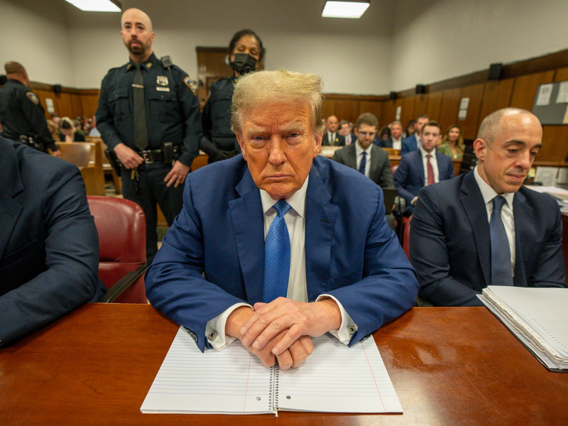 Donald Trump versucht, die Anschuldigungen in einen persönlichen Vorteil umzumünzen und seine Anhängerschaft zu mobilisieren, indem er sich als Opfer einer politisch motivierten Justiz inszeniert. - Foto: Steven Hirsch/Pool New York Post/AP/dpa