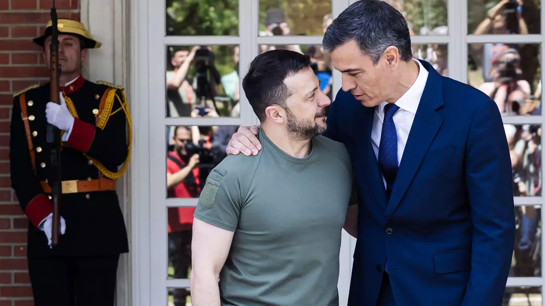 Der ukrainische Präsident Wolodymyr Selenskyj (l) und der spanische Ministerpräsident Pedro Sanchez begrüßen sich beim Treffen im Regierungspalast Moncloa. - Bild: Carlos Luján/EUROPA PRESS/dpa