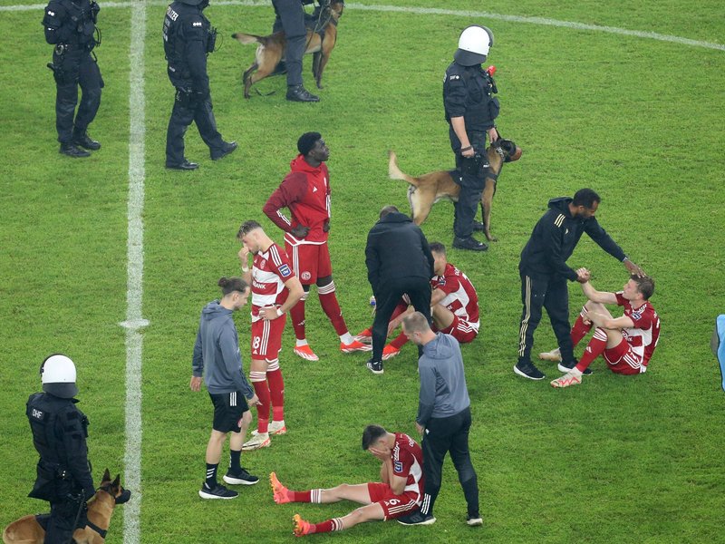 Fortunas große Aufstiegsparty, die nach dem deutlichen 3:0-Hinspielerfolg schon geplant war, fällt aus. - Foto: Roland Weihrauch/dpa