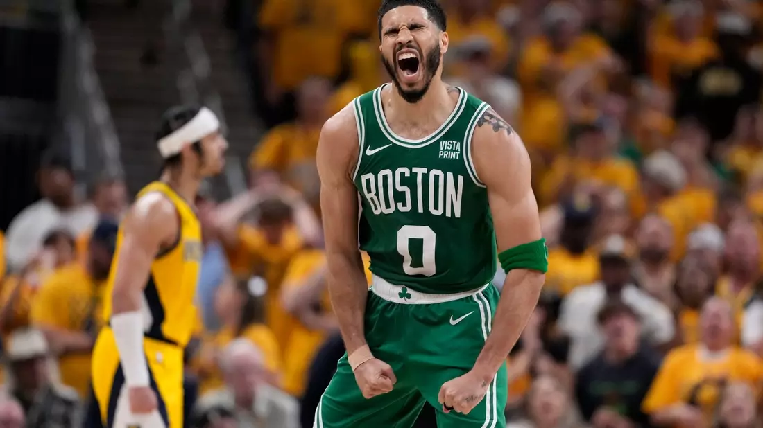 Kam gegen die Indiana Pacers auf 26 Punkte, 13 Rebounds und acht Assists: Bostons Jayson Tatum. - Bild: Michael Conroy/AP