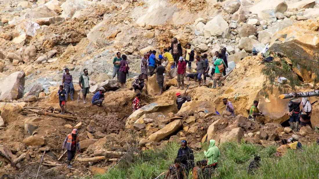 Dorfbewohner in Yambali suchen nach Überlebenden. - Bild: Juho Valta/UNDP Papua New Guinea/AP/dpa