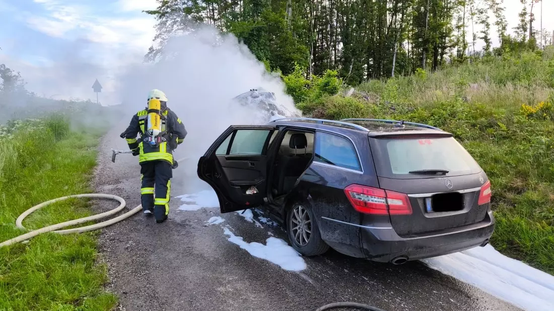 FW-OE: Fahrzeugbrand und ausströmendes Gas rufen Feuerwehr auf den Plan - Bild: presseportal.de