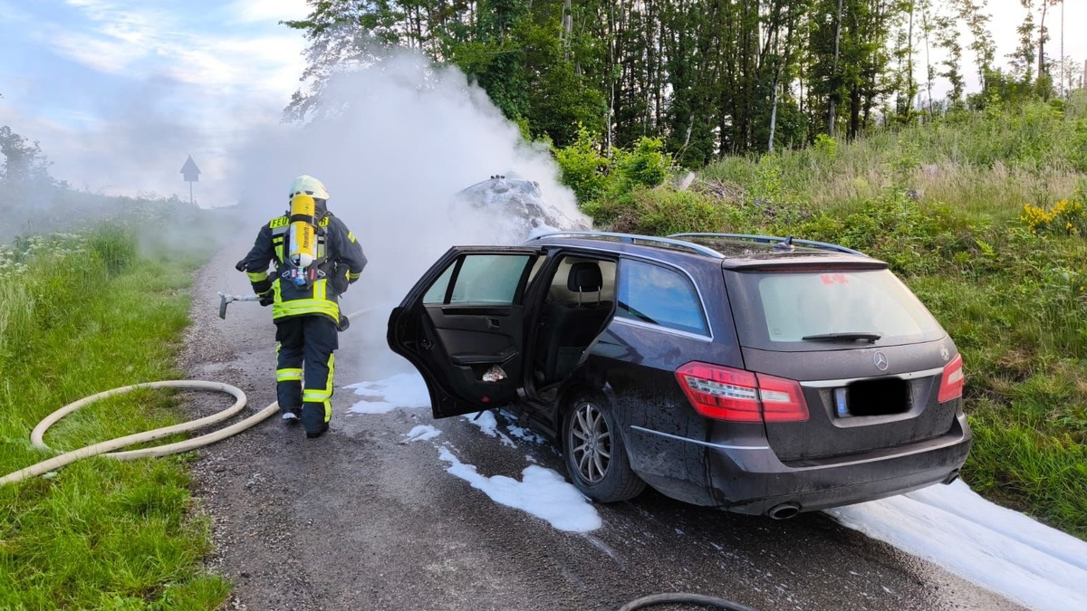 FW-OE: Fahrzeugbrand und ausströmendes Gas rufen Feuerwehr auf den Plan - Foto: presseportal.de