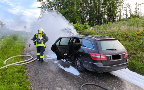 FW-OE: Fahrzeugbrand und ausströmendes Gas rufen Feuerwehr auf den Plan - Foto: presseportal.de